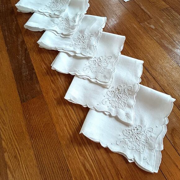 Vintage White Cutwork 97” x 62” Tablecloth Set w/ 6 Embroidered Napkins - Picture 7 of 16